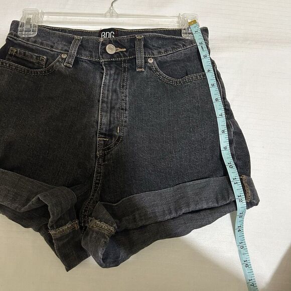 BDG URBAN OUTFITTERS FADED BLACK DENIM HIGH RISE MOM JEAN SHORTS SIZE 26 STRETCH - Picture 5 of 7
